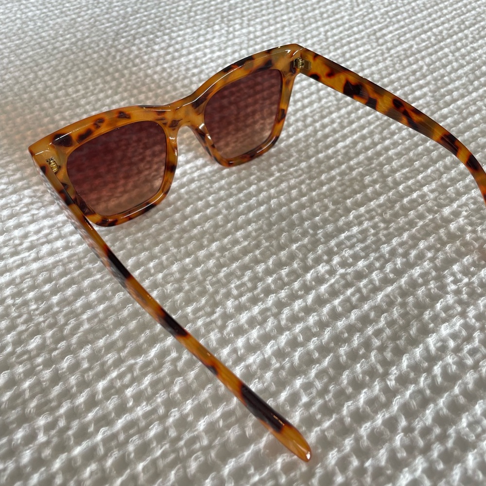 Altar’d State Tortoise Sunglasses - Picture 4 of 6